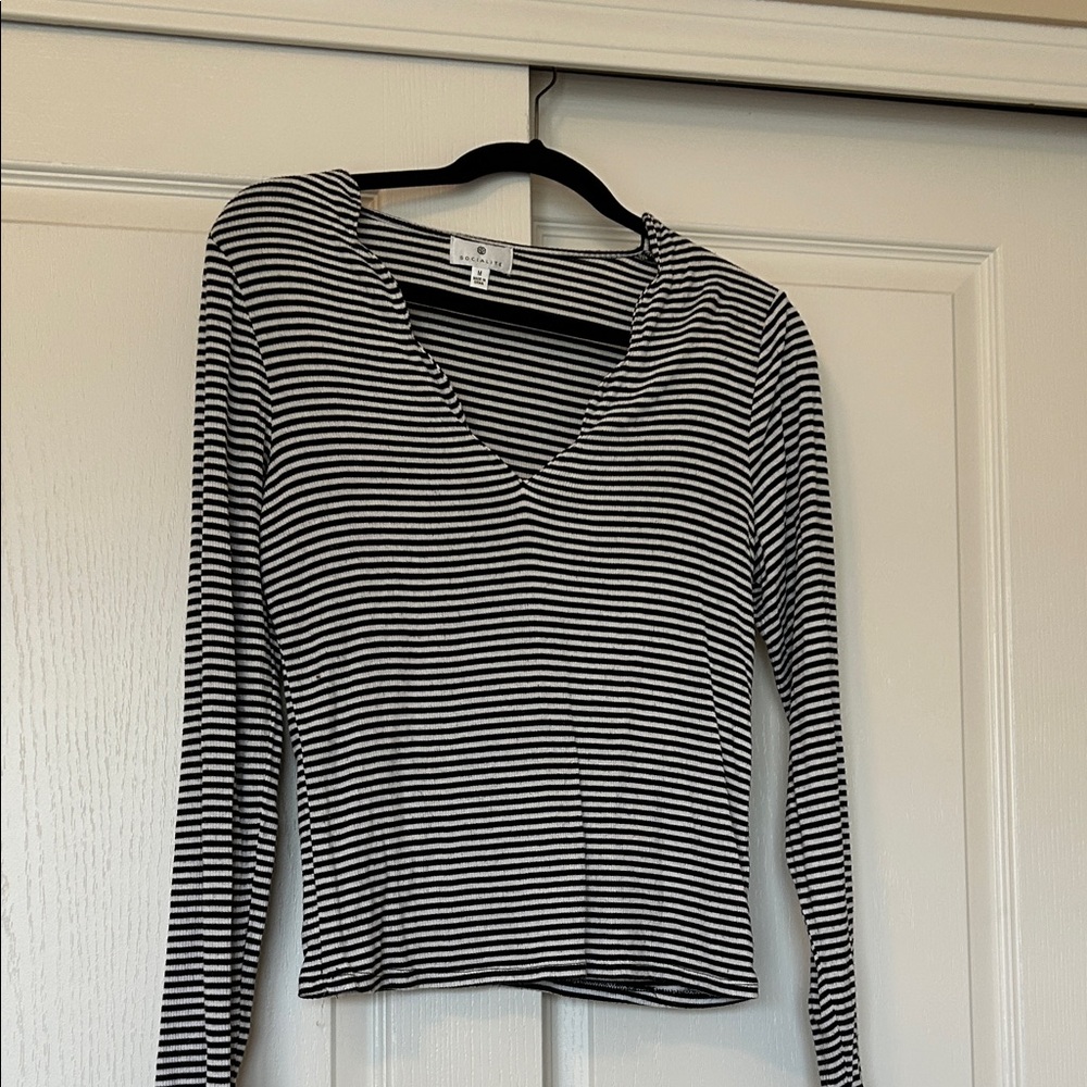 Black and White Striped V-Neck Long Sleeve Top
Size Medium